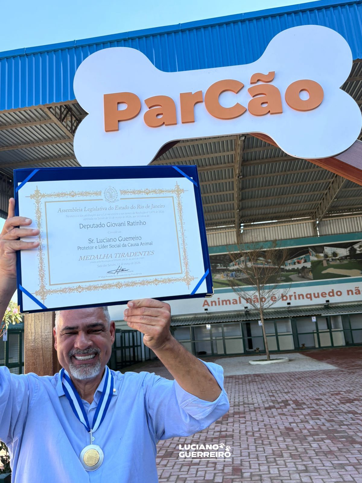 Luciano Guerreiro recebendo reconhecimento no Parcão