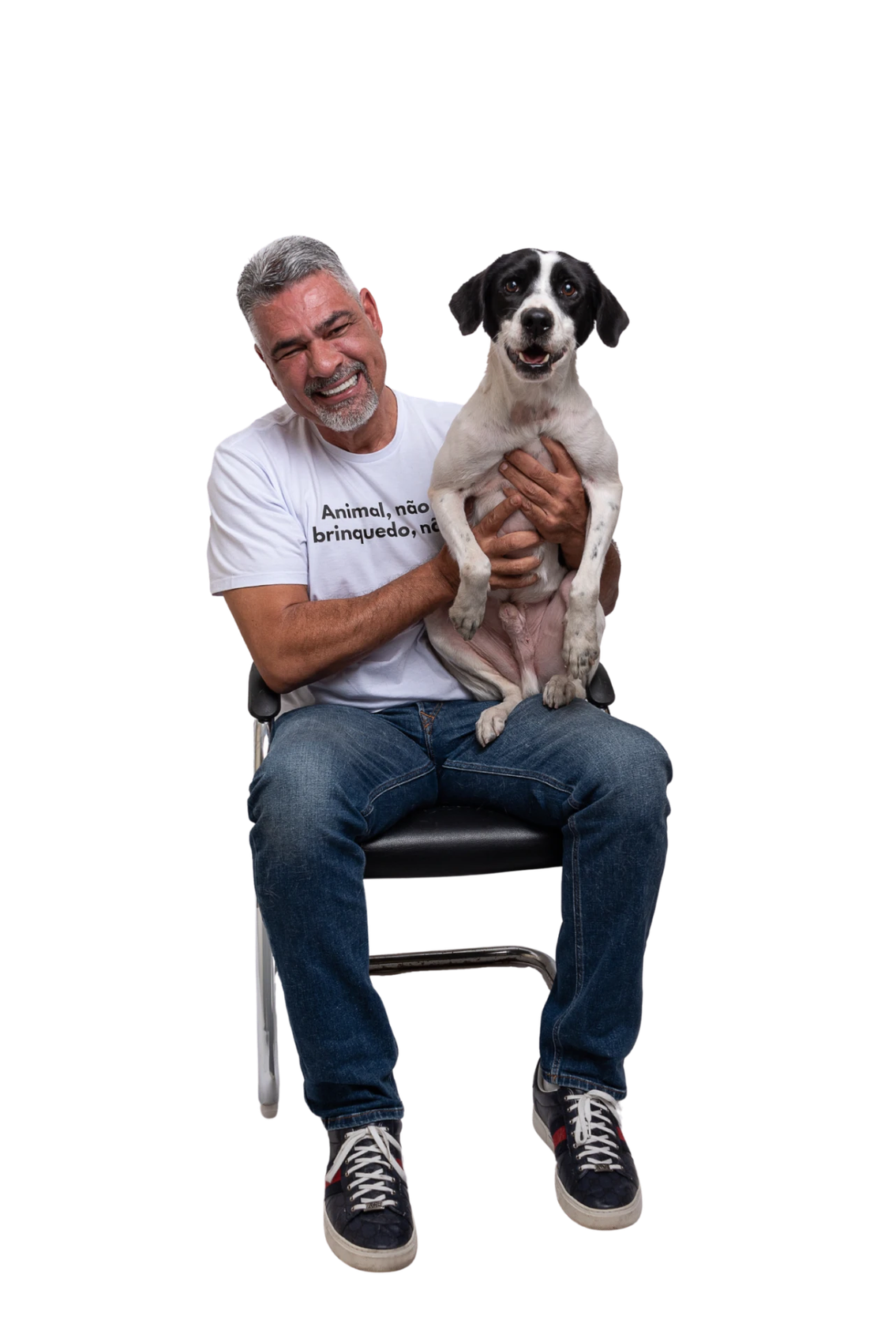 Luciano Guerreiro sentado com o cão Guerreiro
