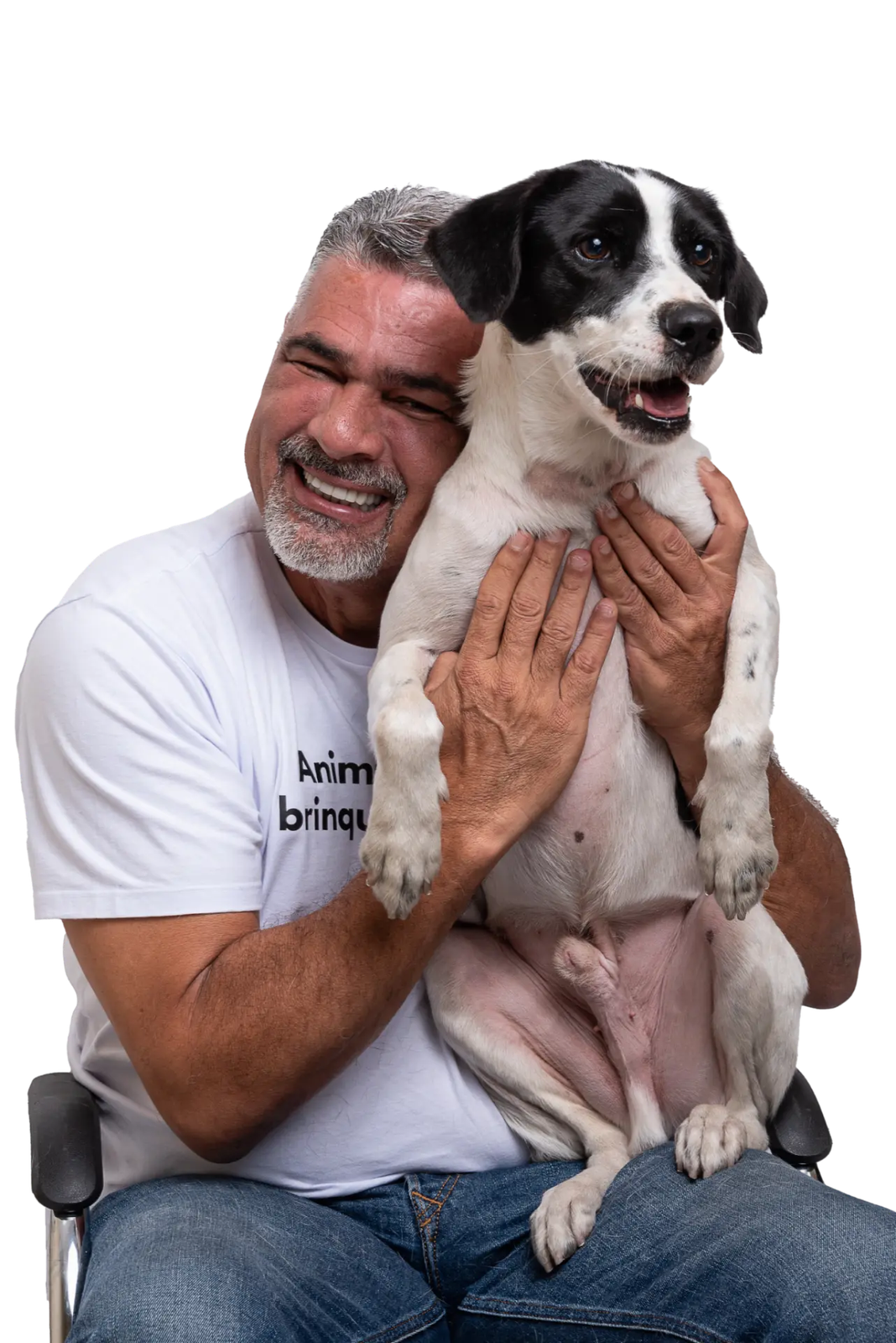 Luciano Guerreiro sentado com um cão no colo
